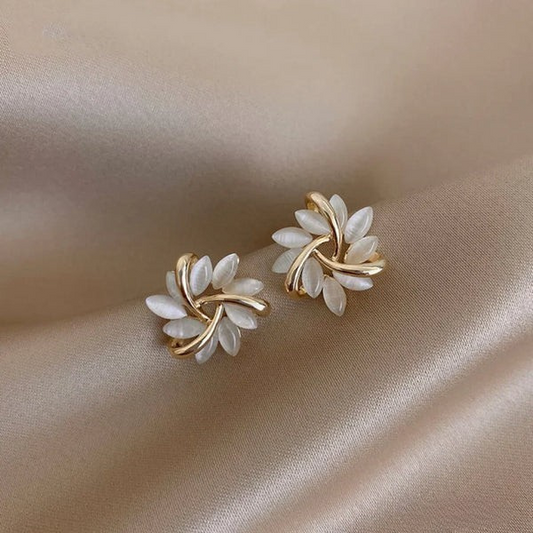 Sienna™ | Elegantes aretes circulares con pétalos de ópalo