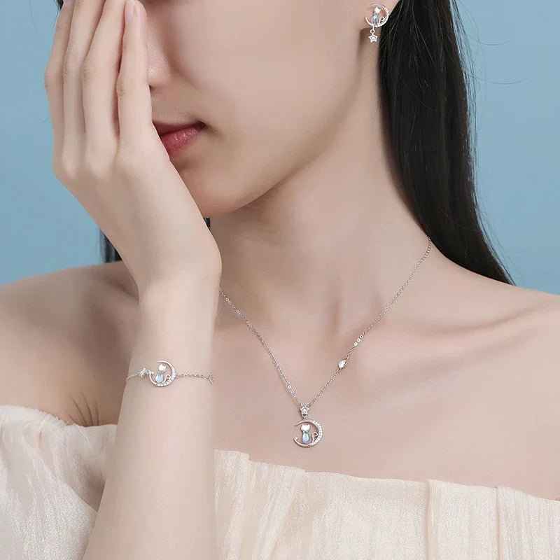 Collar de Plata Esterlina con Gato y Luna