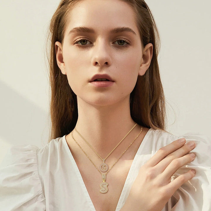 Initiale™ | Conjunto de collar con letras de moissanita en oro 
