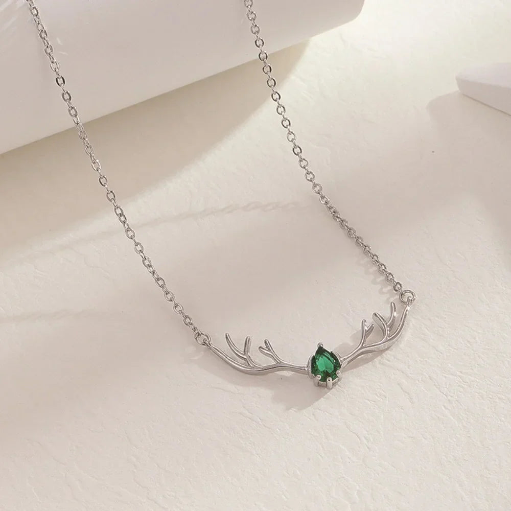 Collar de Cuerno de Ciervo con Encanto de Corazón Delicado